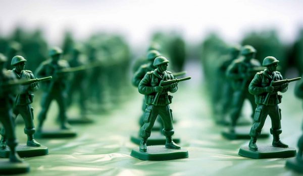 Many_green_army_plastic_toy_soldiers_organized